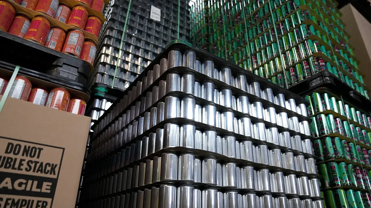 Latas de aluminio vacías apiladas en la cervecera Revolution Brewing, Chicago, 20 de febrero de 2026.