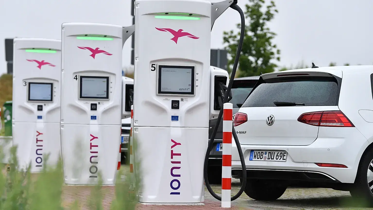 Puesta en servicio de un parque de carga ultrarrápida Ionity E, con un VW e-Golf en Altenburg, Alemania.