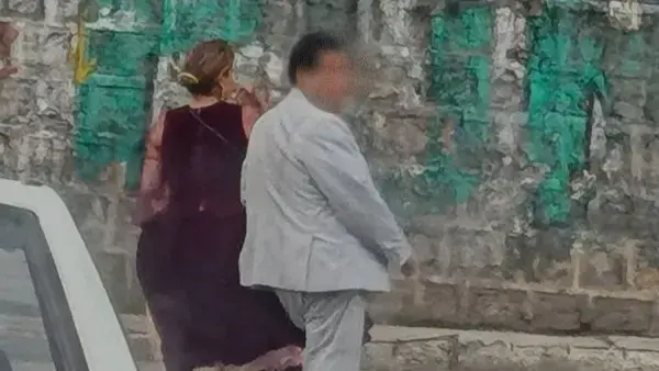 Jannet Bejarano junto al juez Ángel René S. C. luego de ser descubiertos.