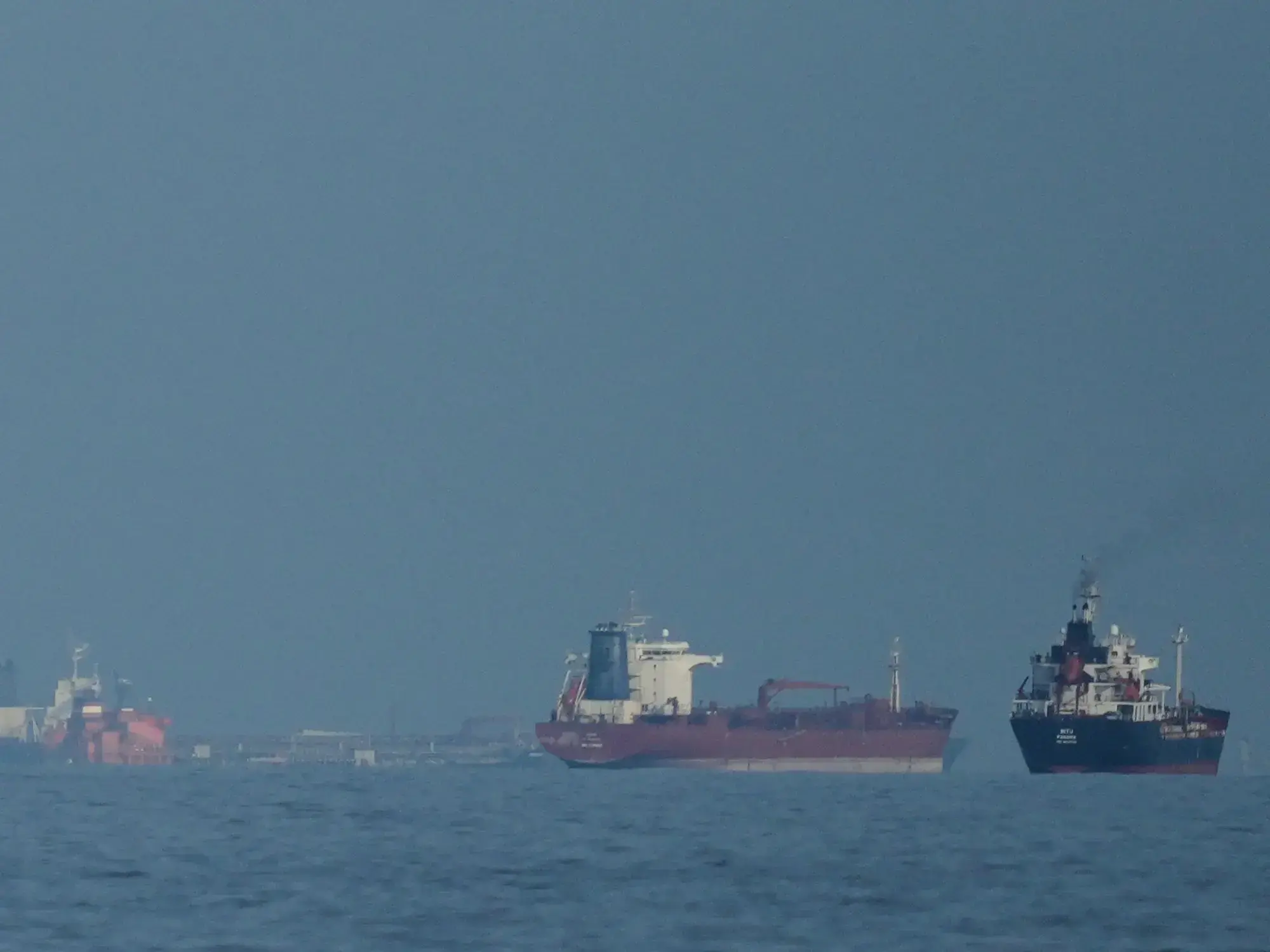 Barcos fondeados en el Estrecho de Ormuz.