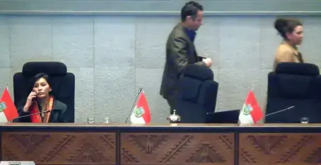 El vicepresidente Edmand Lara sale de la sesión de la Asamblea Legislativa.