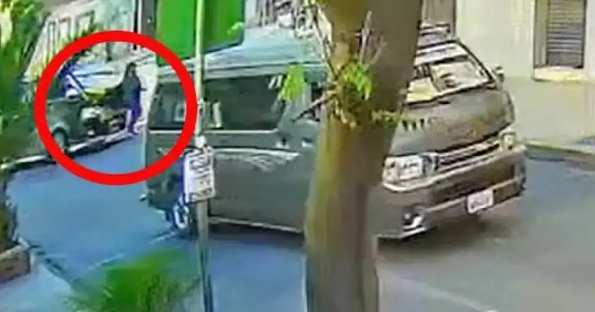 Momento en el que la mujer es atropellada por un minibús.