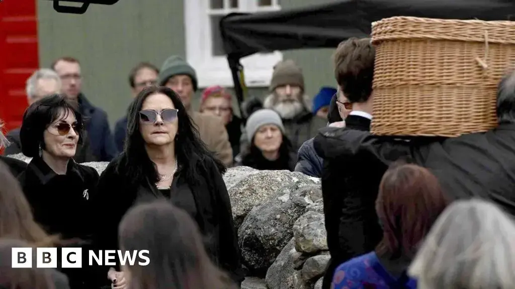 Enya (izquierda) en el funeral de su hermana Moya Brennan en su Donegal natal.