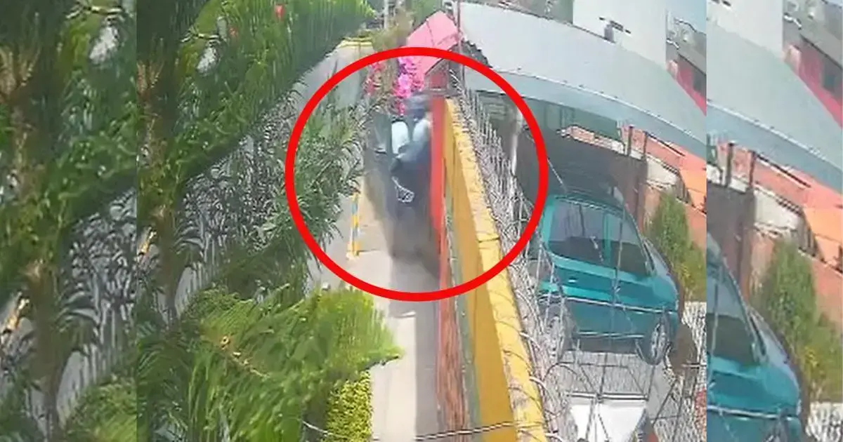 Momento del impacto del vehículo contra una casa