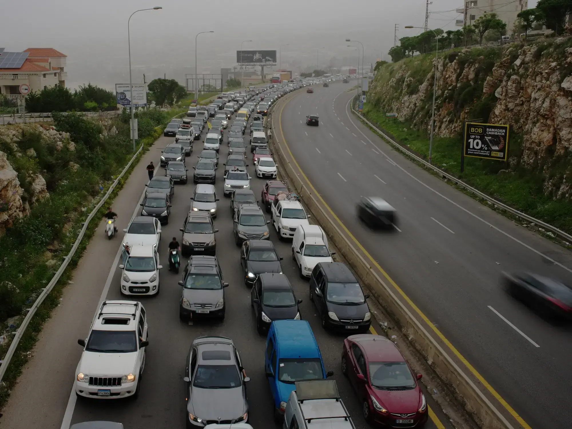 Vehículos cargados con pertenencias avanzan lentamente por una carretera hacia el sur de Líbano.