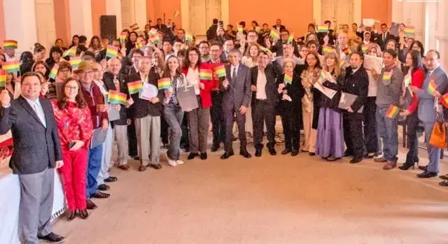 Autoridades departamentales posan junto a varios de los distinguidos tras el acto de cierre.