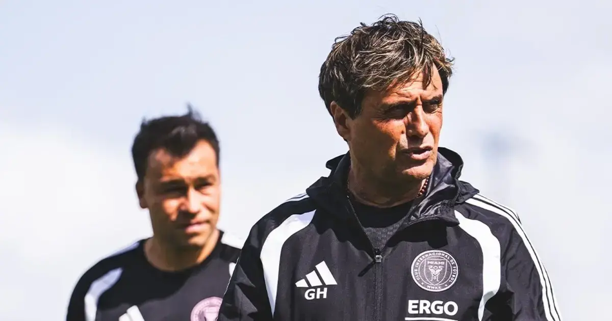 Rodrigo Vargas, asistente técnico junto a Ángel Guillermo Hoyos.