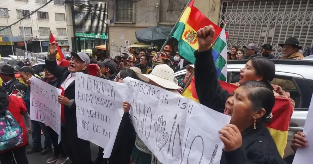 Manifestantes fuera del TDJ de La Paz.