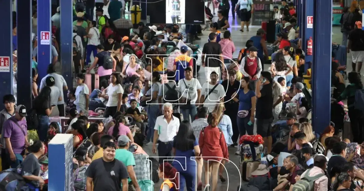 Pasajeros en la Terminal Bimodal de Santa Cruz de la Sierra