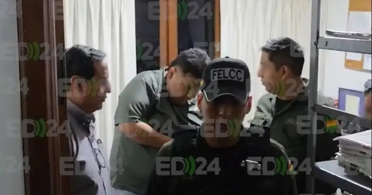 'Yeyo' (de polera) quedó aprehendido luego de presentarse a declarar.