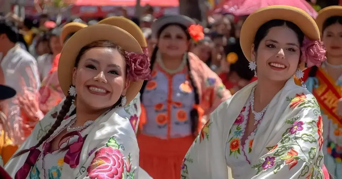 Las 'chapaquitas' festejando el aniversario cívico de Tarija