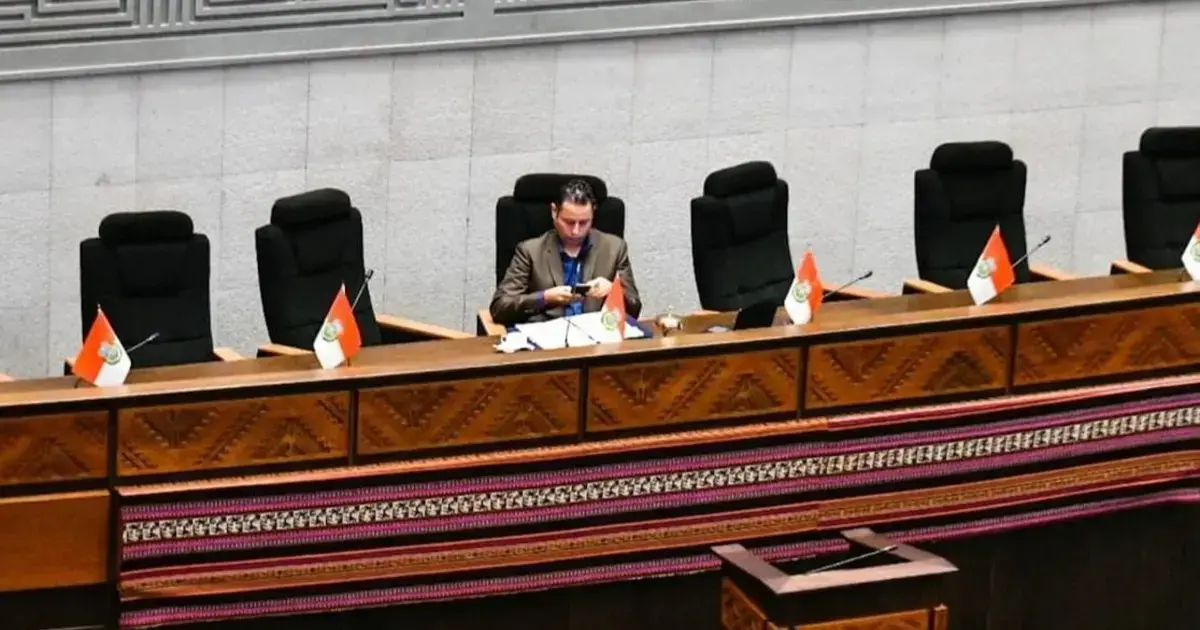 Lara en la Asamblea Legislativa antes de que se llame la lista.