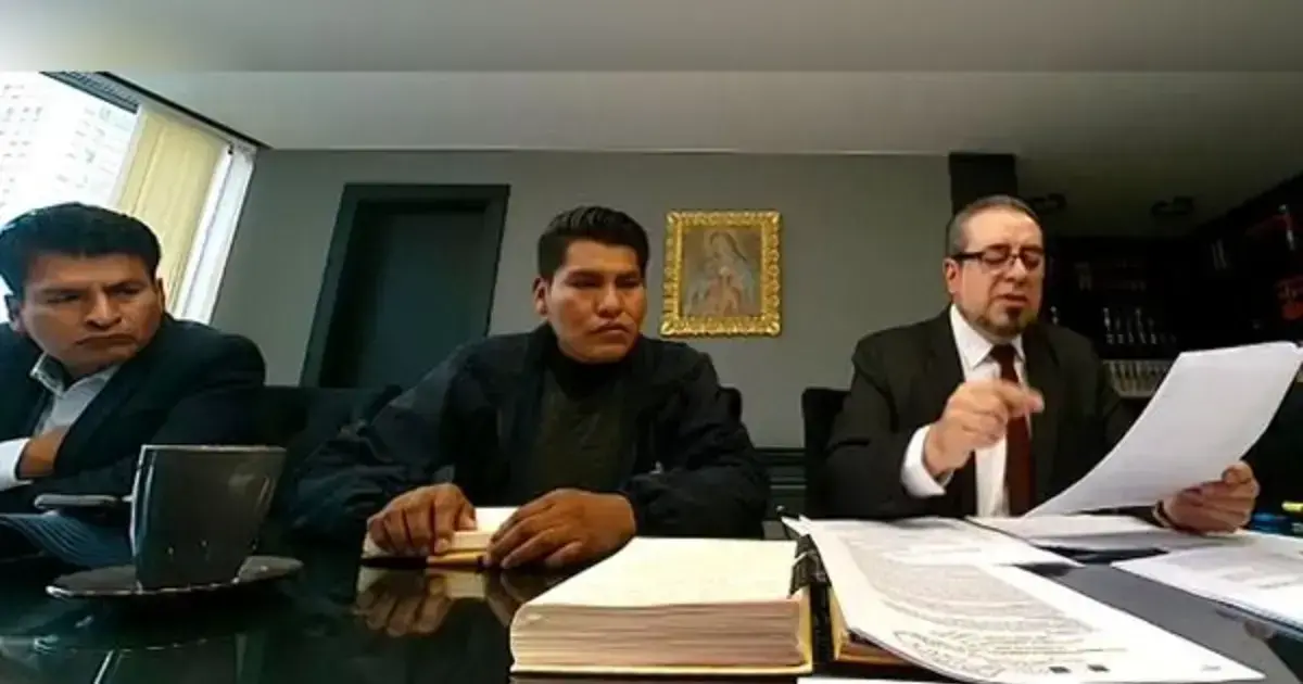 René Yahuasi (centro) junto a sus abogados en la audiencia