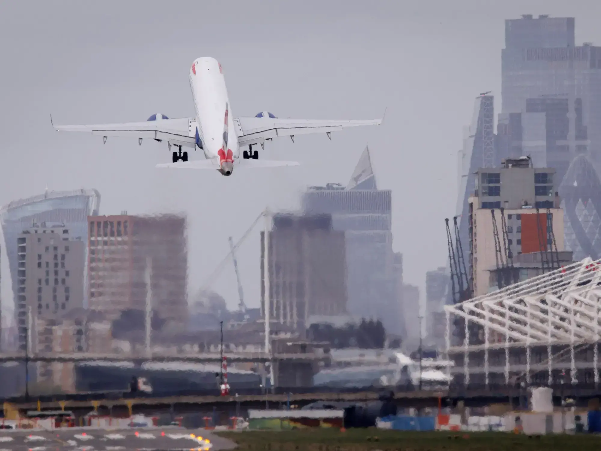 Un avión despega en Londres, mientras Europa toma medidas para ahorrar combustible.