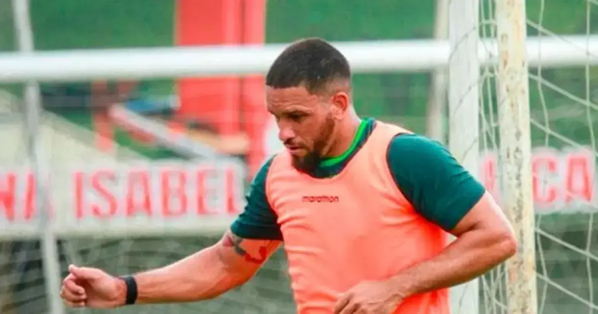 El defensor durante una práctica con el refinero.