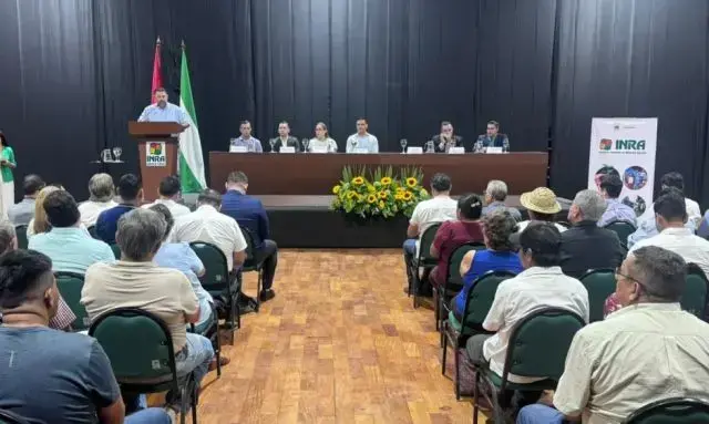 La entrega de títulos del INRA en Santa Cruz.