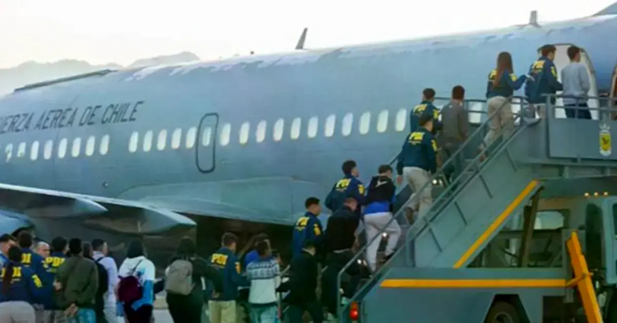 El avión de la FACH que expulsó a migrantes desde Chile.
