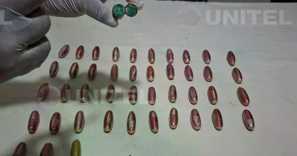 Cápsulas de droga incautadas durante el operativo.