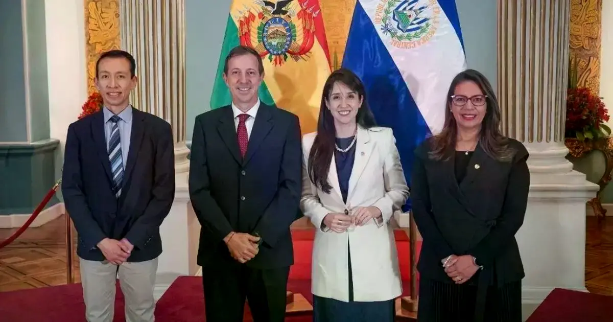 Viceministros de Bolivia y El Salvador durante la reunión bilateral.