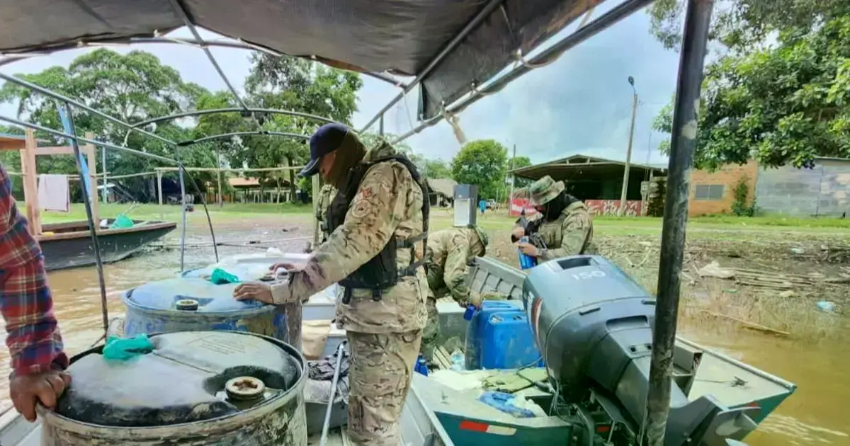 Un bote deslizador fue incautado durante el operativo, además de las sustancias controladas.