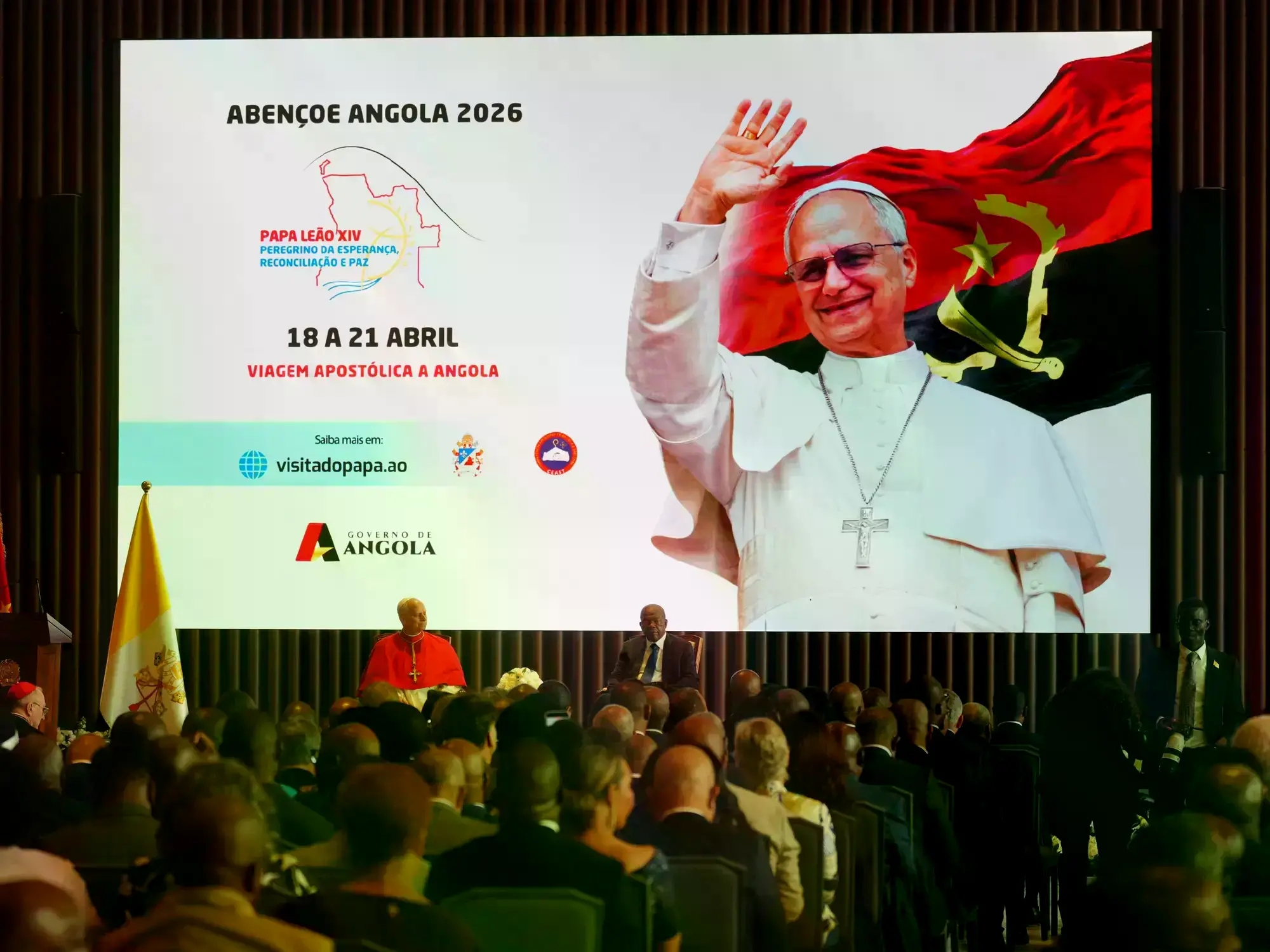 El Papa León XIV y el presidente de Angola, Joao Lourenço, en un acto en Luanda.