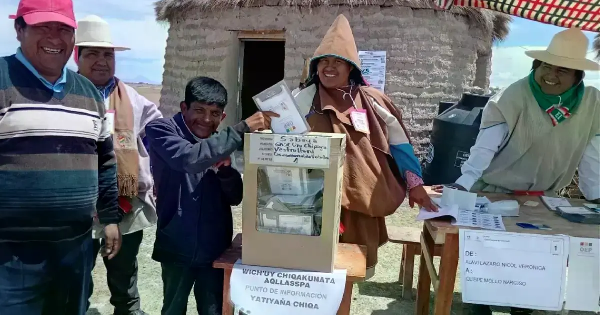 Los jurados y electores en una votación previa en la Nación Uru Chipaya.