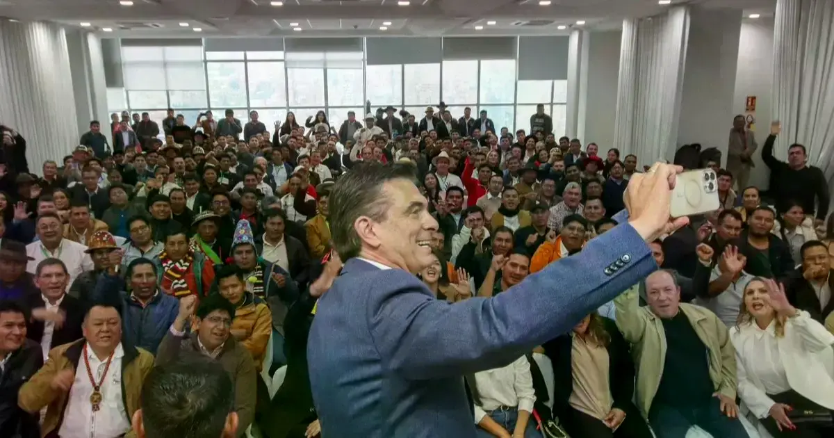 El presidente Rodrigo Paz en reunión con los alcaldes electos del país