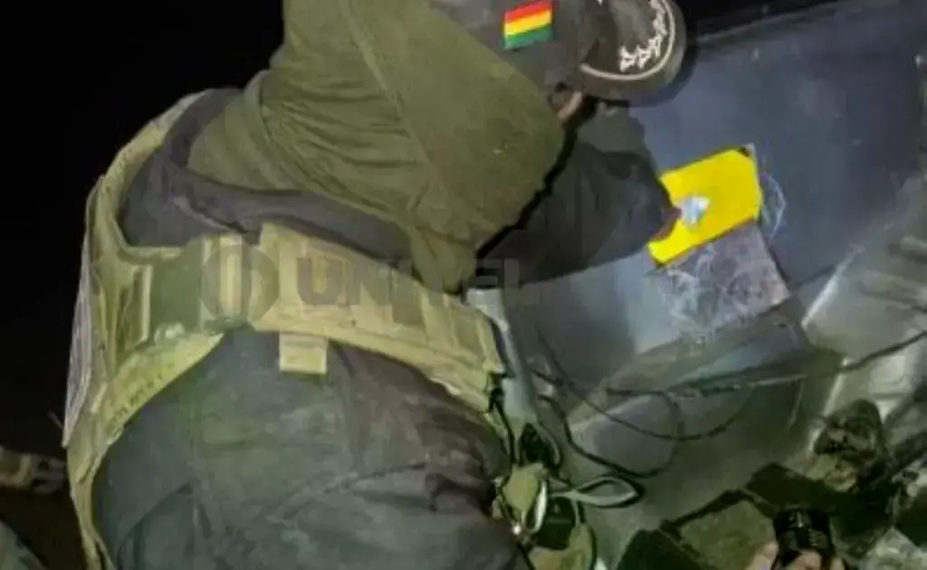 Un agente halla la droga oculta en un compartimento oculto