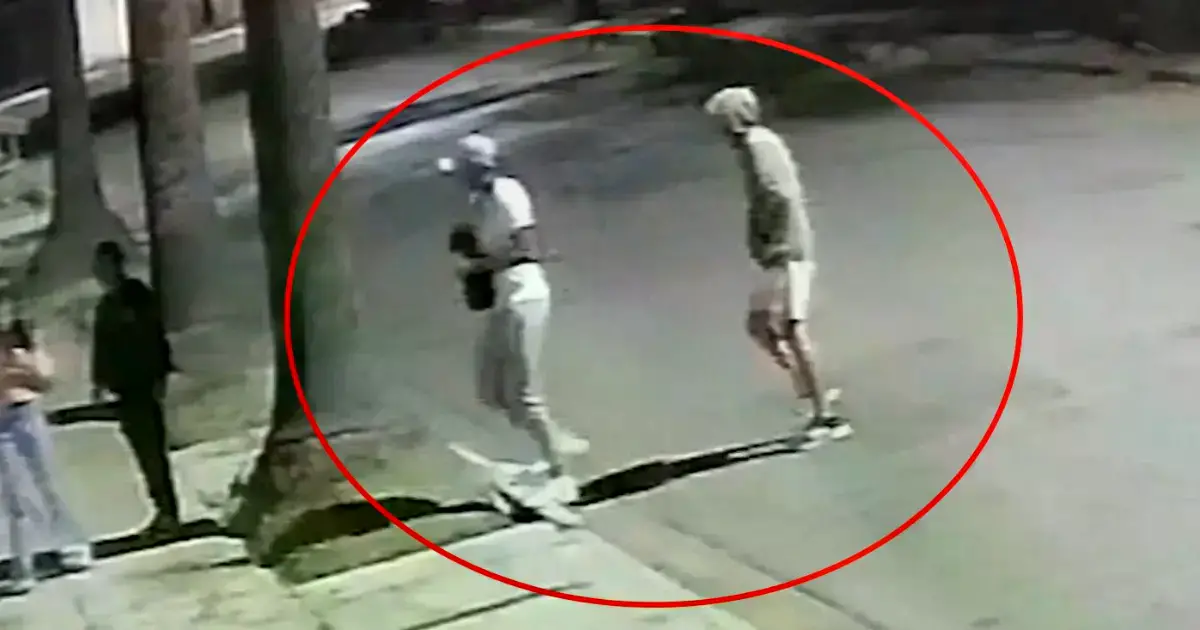 Cámaras de seguridad captaron el momento en que dos sujetos roban a una pareja.