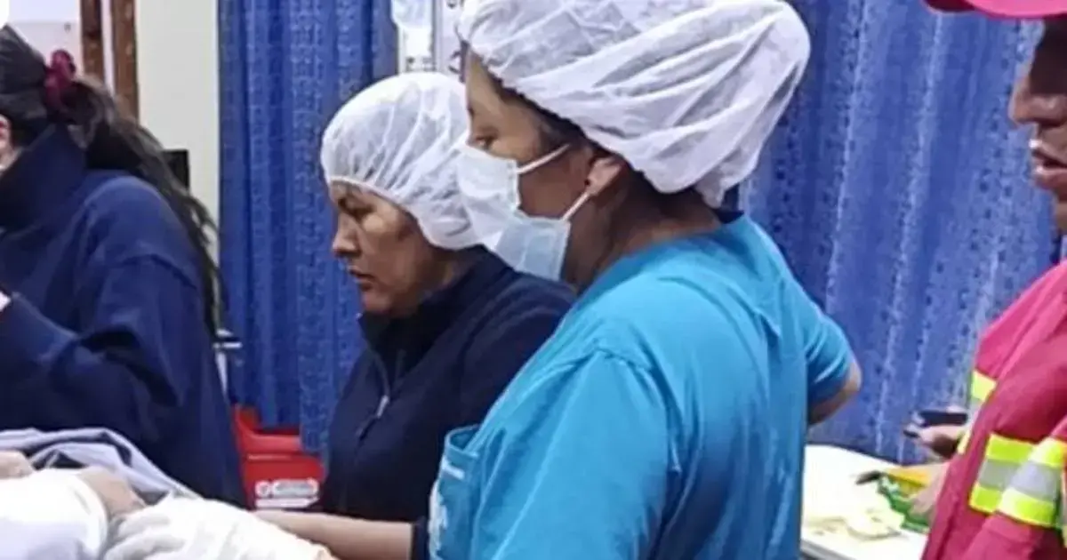 Momento en que la mujer es atendida por personal médico y de emergencia