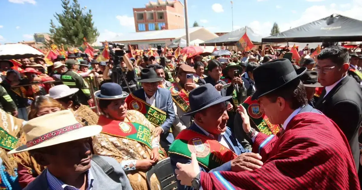 El presidente Rodrigo Paz saluda a dirigentes vecinales del Distrito 8 de El Alto.