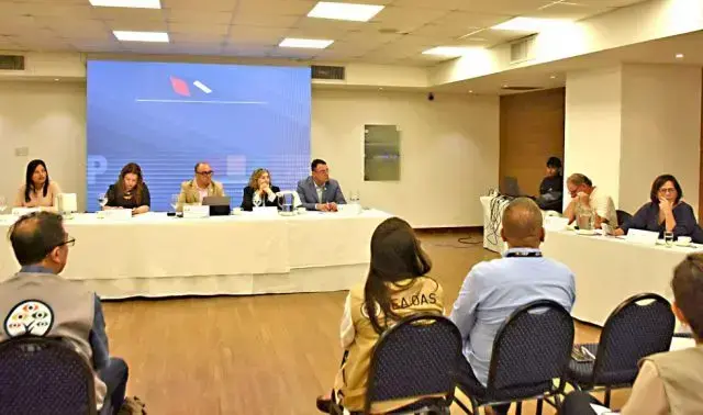 Vocales del TSE realizaron un conversatorio con analistas políticos y observadores electorales.