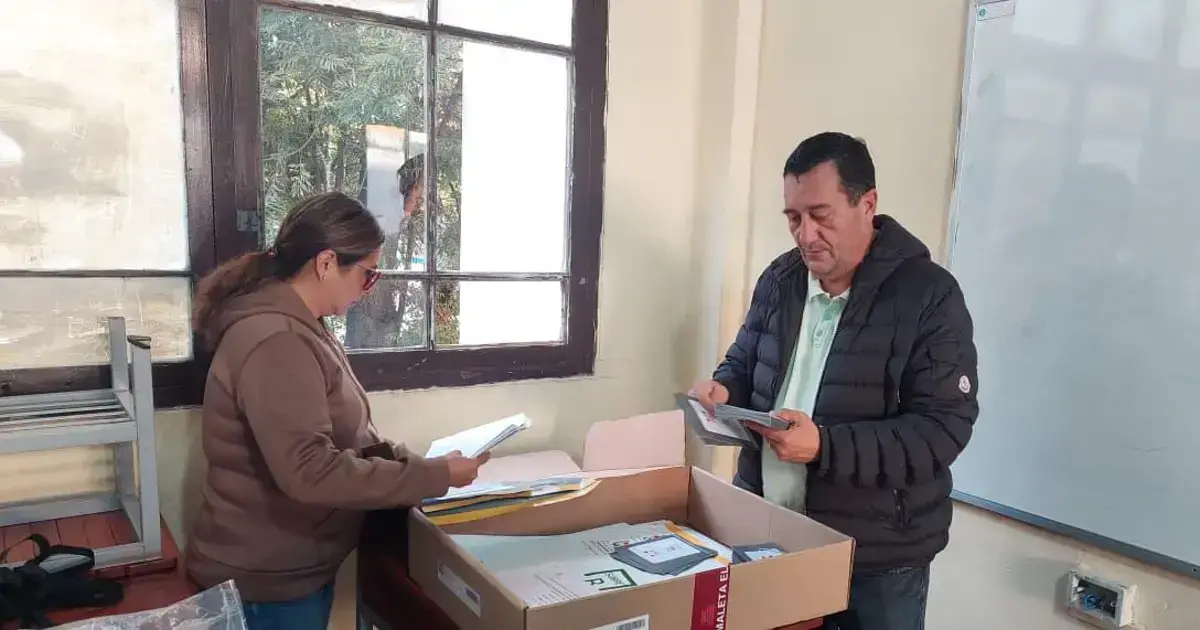 Los jurados electorales alistando el material en Tarija