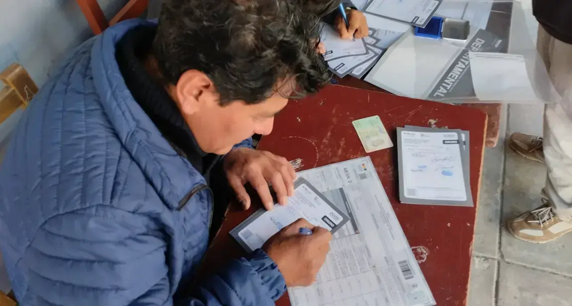 Mesa de votación en Oruro.