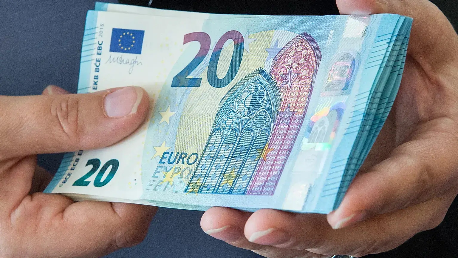 Un experto en billetes falsos del Bundesbank sostiene nuevos billetes de veinte euros.