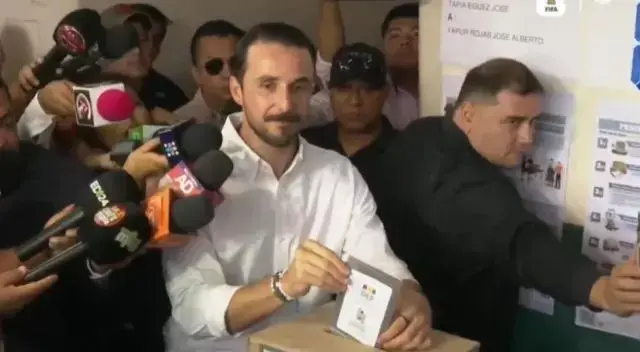 Juan Pablo Velasco vota en Santa Cruz.