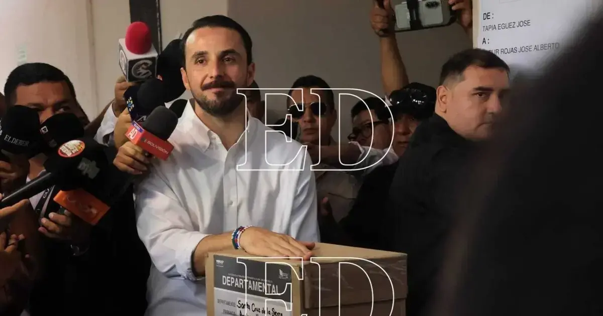 Juan Pablo Velasco emite su voto en el colegio Salesiano