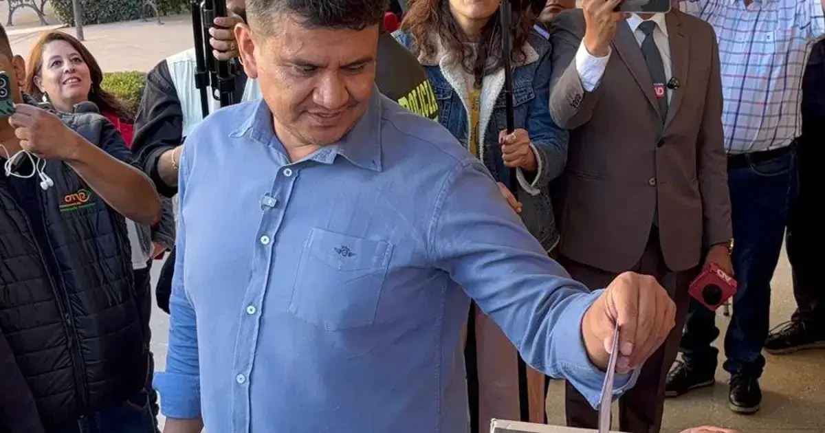 Luis Ayllon emite su voto en las elecciones.