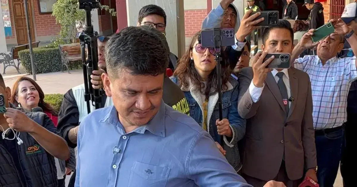 Luis Ayllon emite su voto en las elecciones.