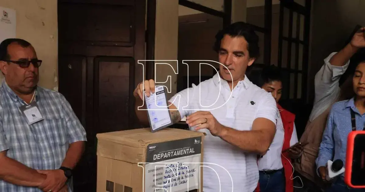 El alcalde electo de la capital cruceña emitió su voto