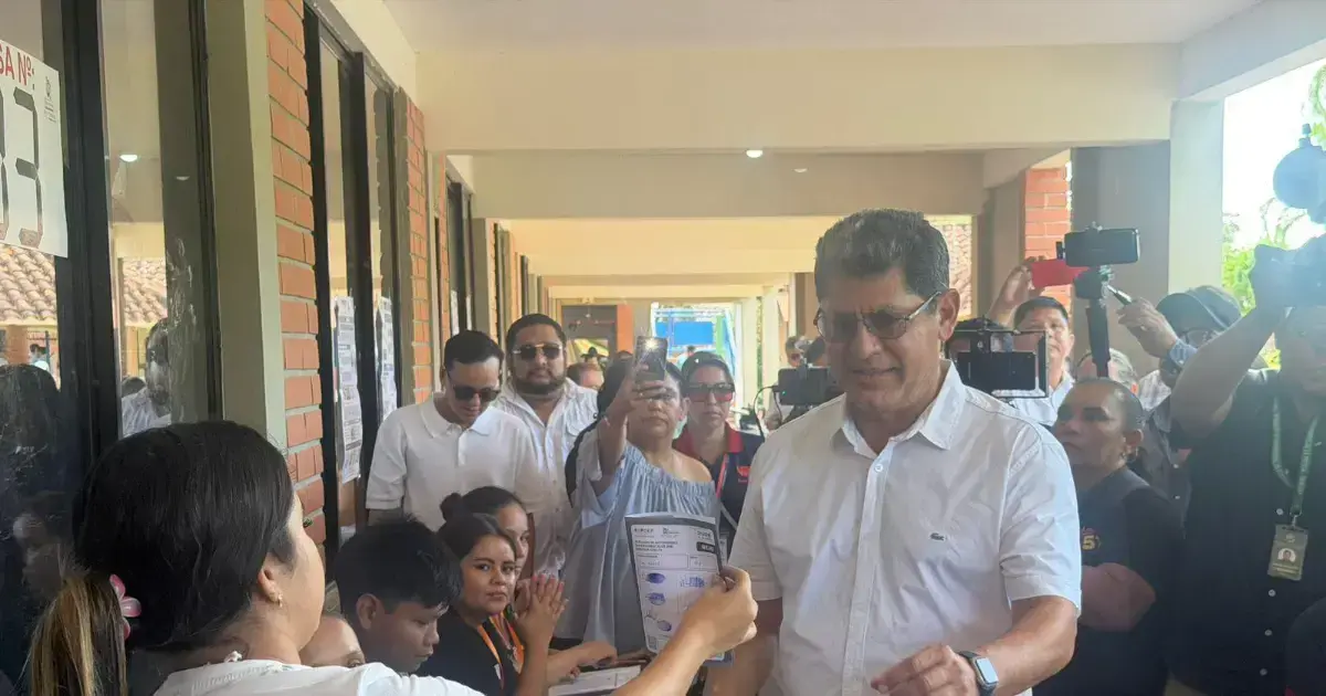 El candidato Jesús Egüez emitiendo su voto.