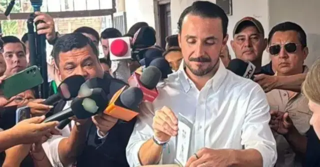 Velasco emite su voto en Santa Cruz.