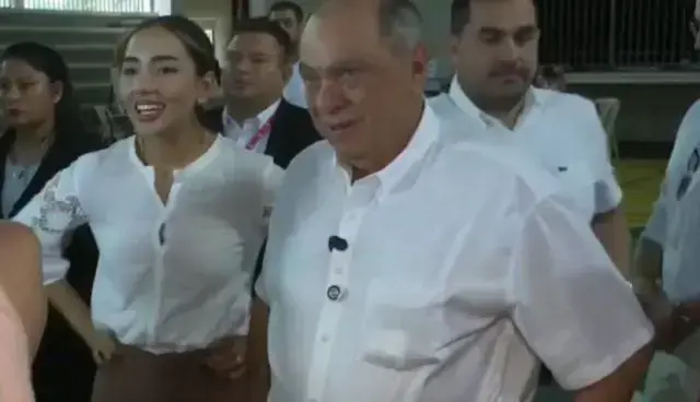 Otto Ritter, candidato a la Gobernación de Santa Cruz, llega a su recinto electoral.