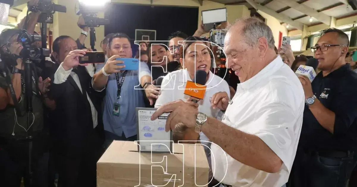 Otto Ritter deposita su voto en la ánfora electoral.