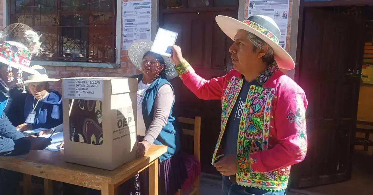 Edgar Sánchez ejerciendo su derecho al voto.