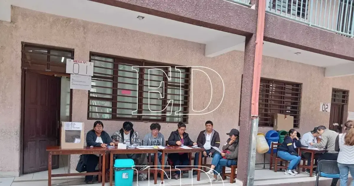 Jurados electorales a la espera de los votantes.