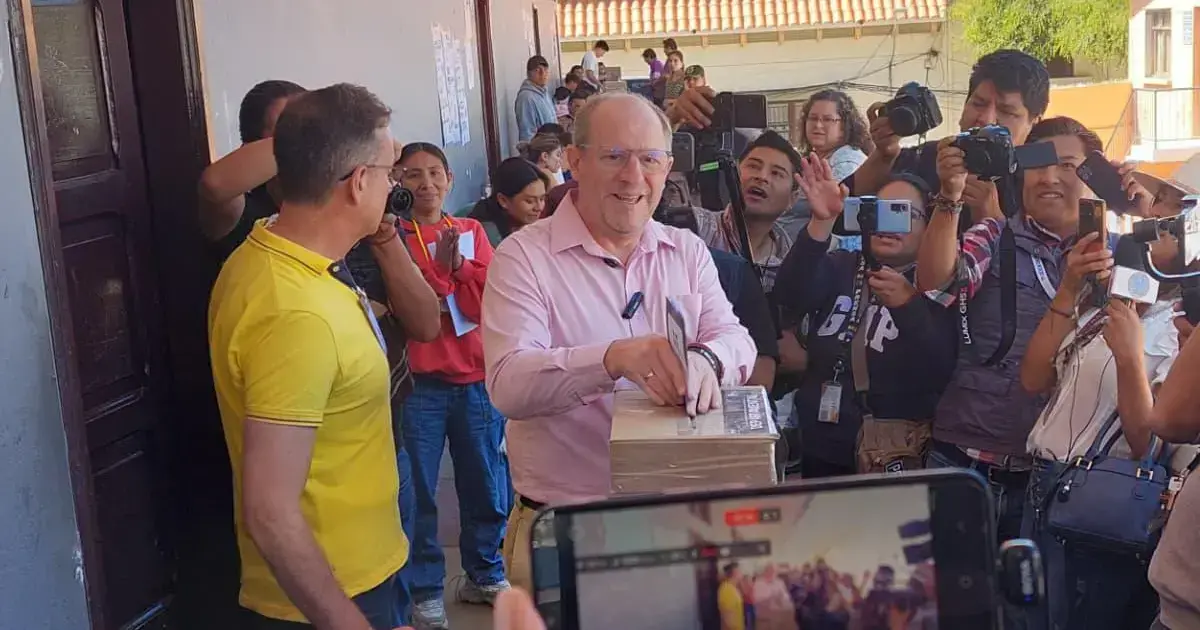 Adrián Oliva emite su voto en Tarija.