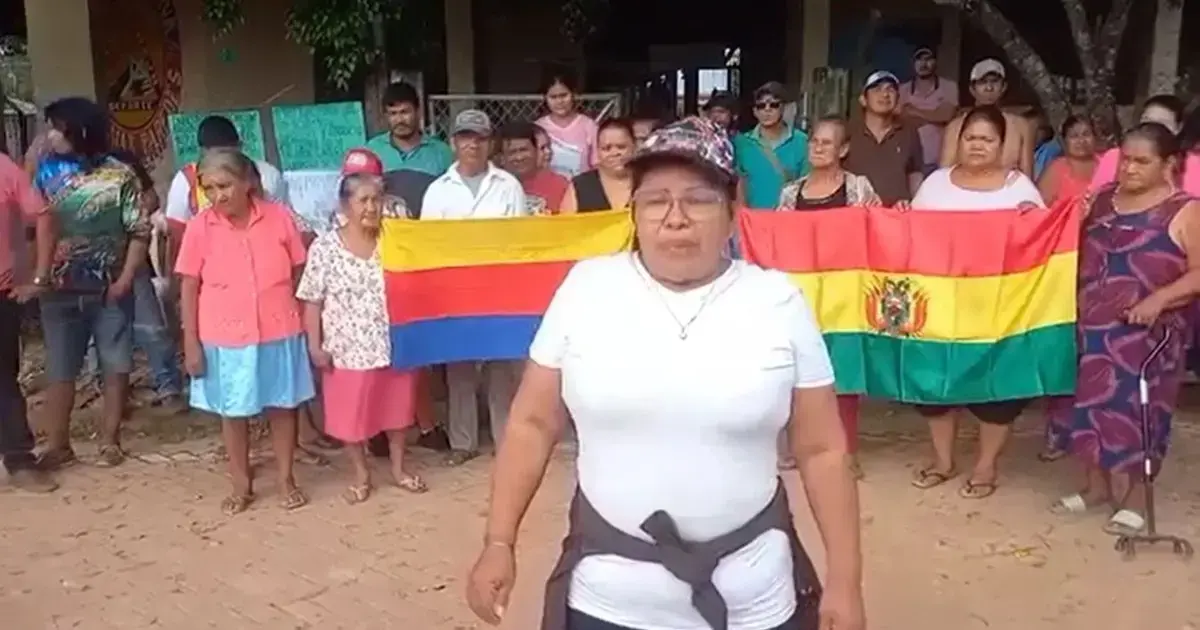 Pobladores discuten con jurados electorales en el ingreso a un recinto.