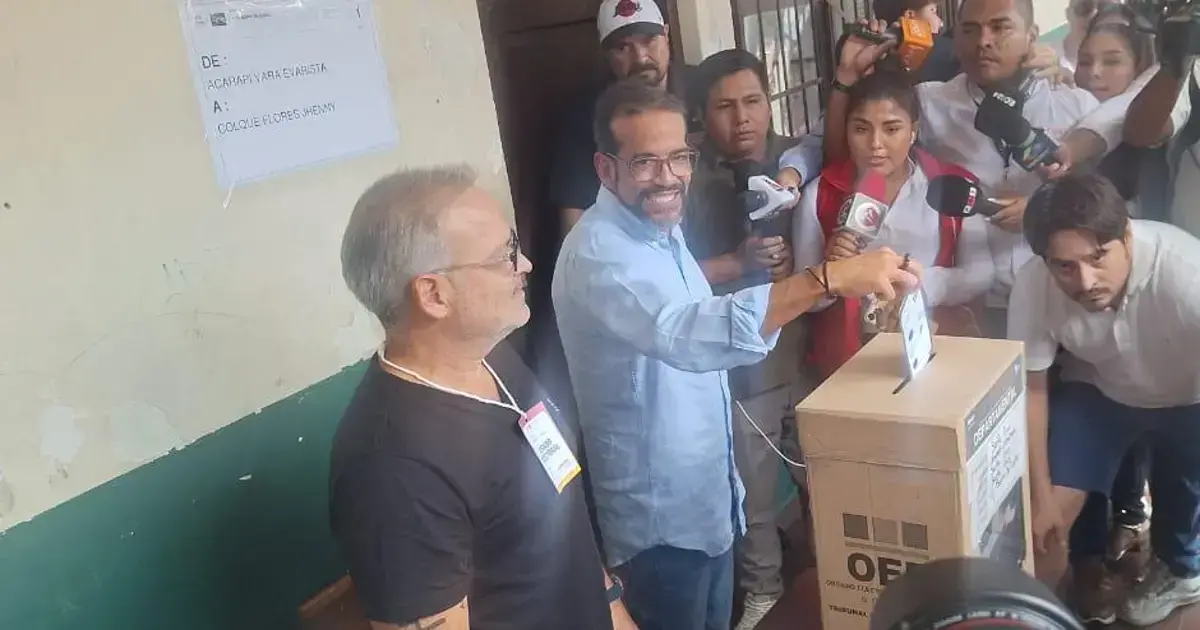 Luis Fernando Camacho emite su voto.