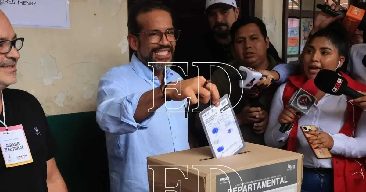 El gobernador Luis Fernando Camacho emite su voto en el colegio Basilio de Cuéllar.